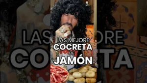 Er Richa, personaje de Pablo Nicasso, probando sus croquetas de jamón caseras en Ocurrensia