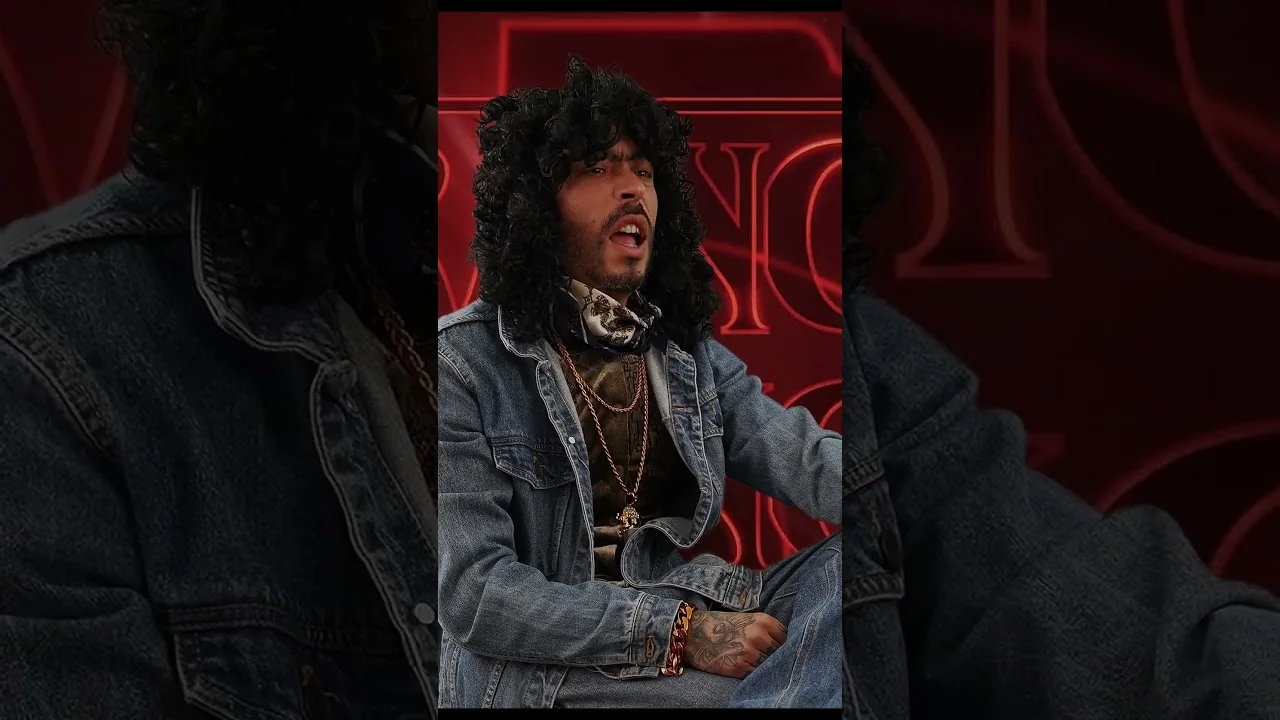 Er Richa, personaje de Pablo Nicasso, en la rueda de prensa de Stranger Things de Ocurrensia