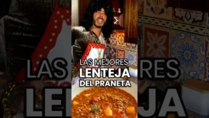 Er Richa, personaje de Pablo Nicasso, cocinando lentejas con verduras en Ocurrensia