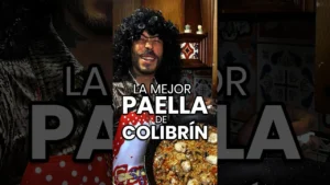 Er Richa, personaje de Pablo Nicasso, cocinando paella de solomillo en Ocurrensia